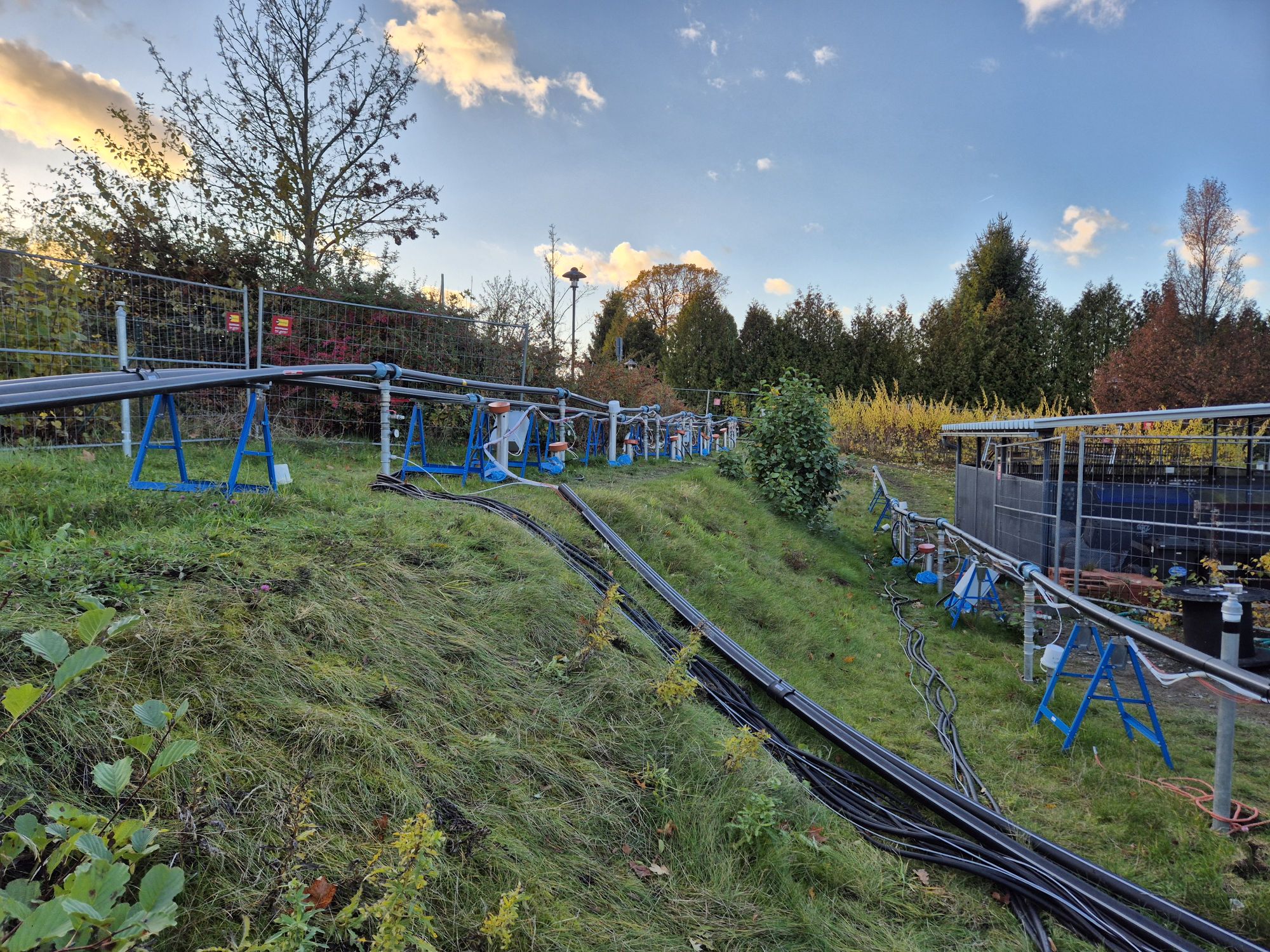 Remediação realizada em planta industrial com área operacional ao fundo